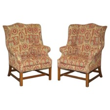 COPPIA DI BELLE POLTRONE CON SCHIENALE ALARE STILE GEORGE III CON MOTIVO KILIM UPHOSLTERY