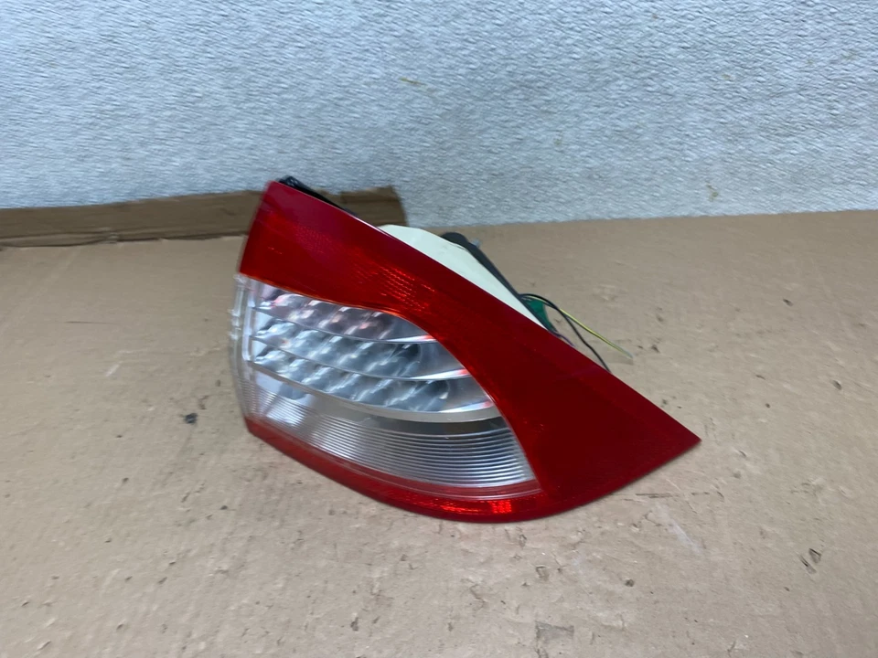 Luz trasera lateral del pasajero derecho Mercury Milan 2006-2009 OEM U8521 DW Foto 2 de 4