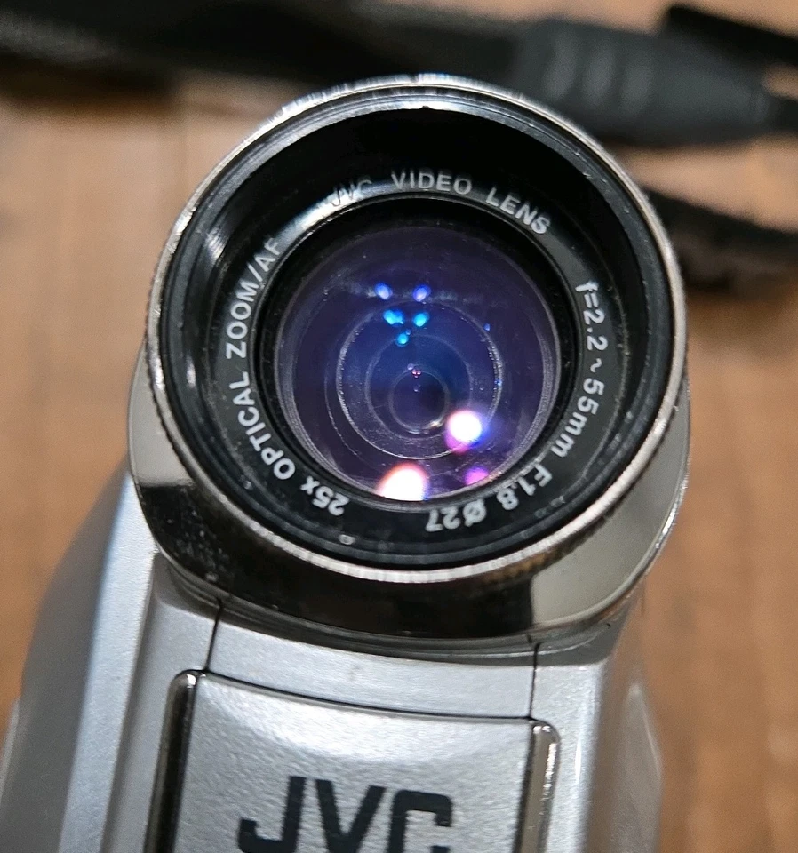 JVC GR-D250U MiniDV Camcorder with 25x Optical Zoom W/ Battery and strap! - Image 3 of 4