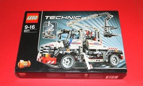 LEGO TECHNIC 8071 BUCKET TRUCK 2011 100% Complete Set with Box and Instructions