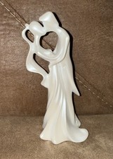 Beautiful Wilton Pearly White Bride And Groom First Kiss Cake Topper 6.5"