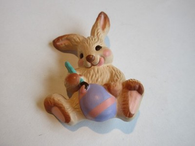 VINTAGE 1986 HALLMARK EASTER BUNNY RABBIT PAINTING EGG BROOCH PIN 1 3/4''
