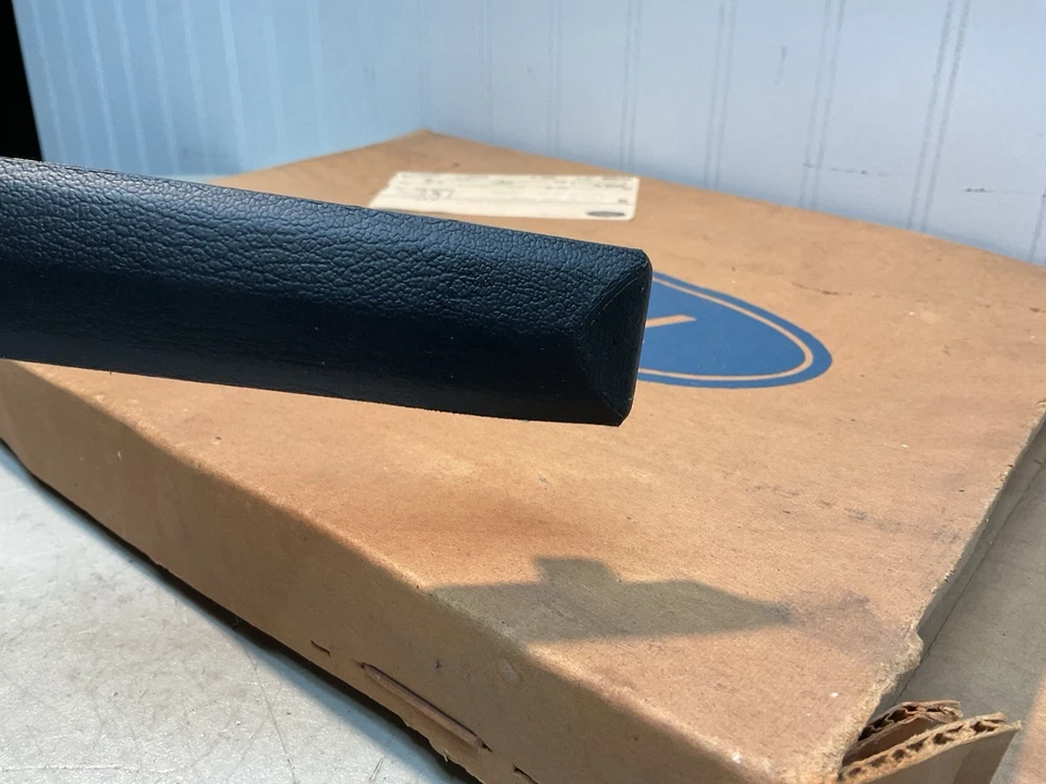 Ford Gran Torino Station Wagon 1974 1975 1976 parachoques trasero derecho almohadilla nuevo OEM Foto 4 de 4