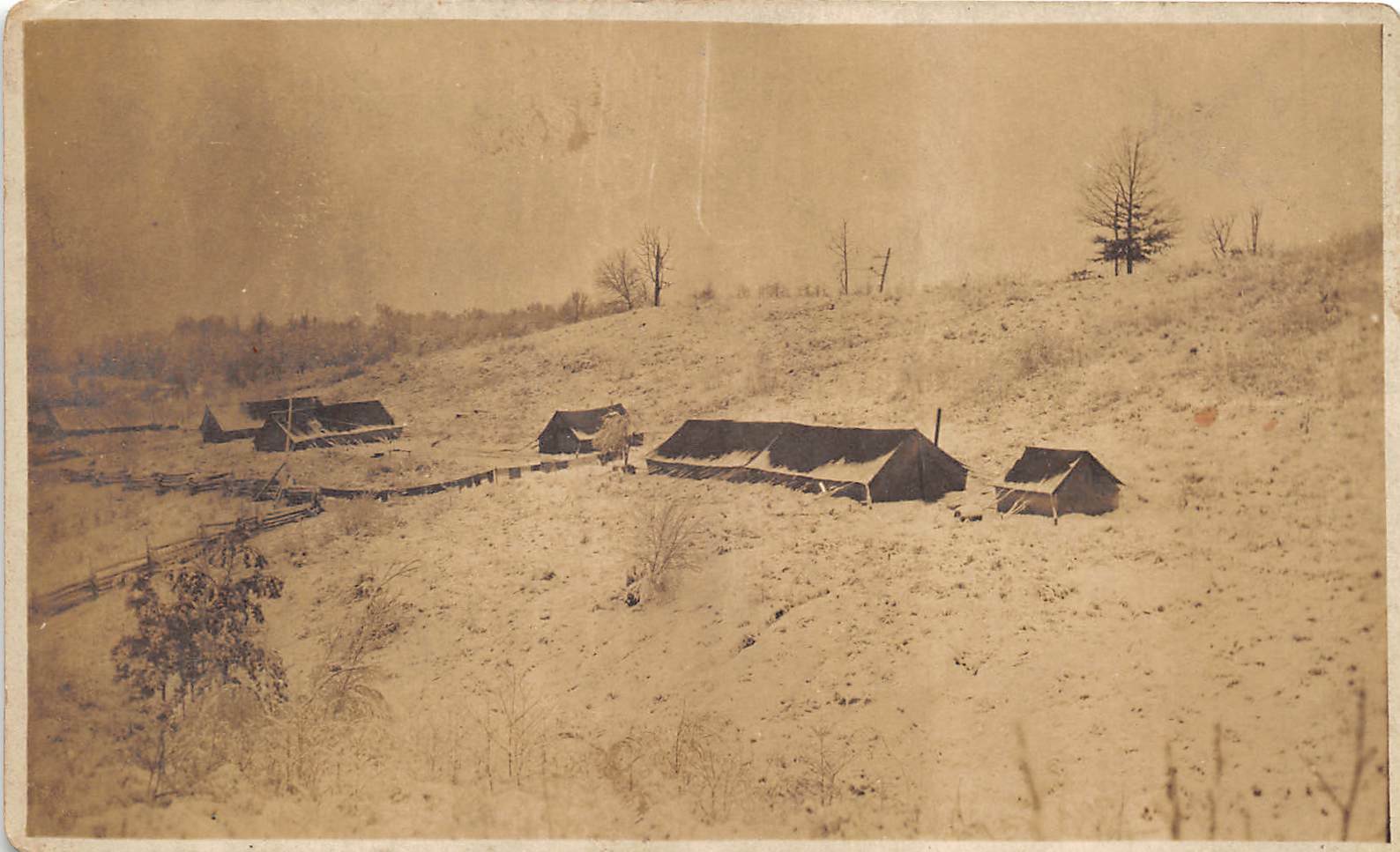 Carpas de campamento de invierno con foto real postal c1910 RPPC en la nieve