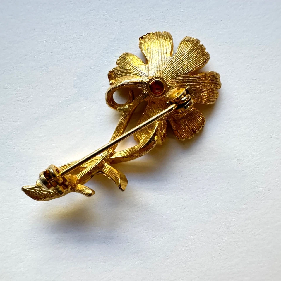 Broche prendedor vintage flor margarita imitación perla centro tono dorado años 60 Foto 4 de 4