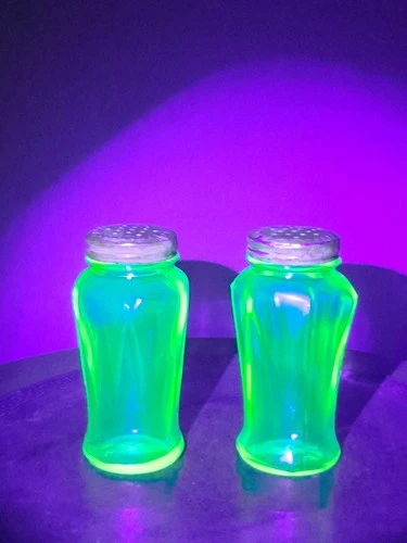 Vintage Set Salt & Pepper Shakers S&P Hazel Atlas Uranium Depression Glass