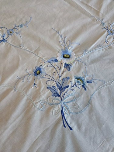 Mantel ovalado vintage beige con flores azules bordadas a mano 64"x 82" - Imagen 1 de 13