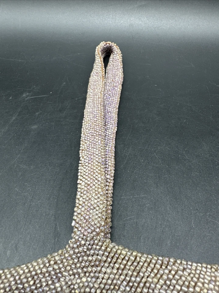 Cartera de colección años 20 con solapa púrpura carnaval cuentas de vidrio desvanecimiento y pérdida de cuentas fondo Foto 3 de 4