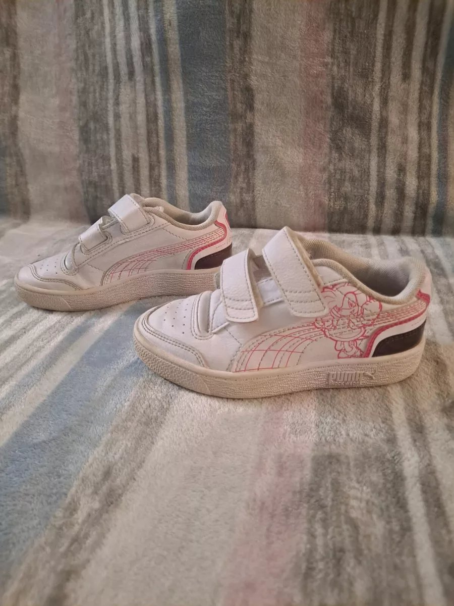Sonic in pink sneakers