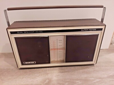 Vintage SANYO Dual speaker AC/DC Super Fringe Radio 8CA-374 TESTED