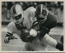 1988 Press Photo Alabama's Greg Gilbert tackles Vanderbilt's Jones during game.