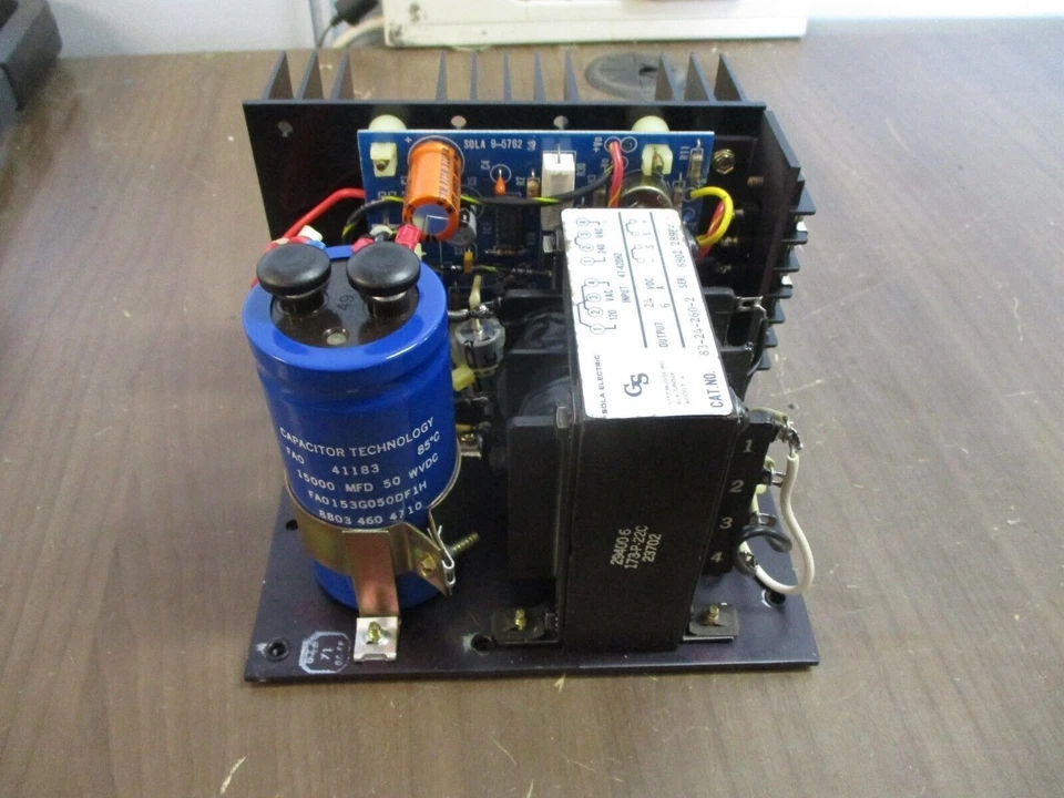 Fuente de alimentación Sola 83-24-260-2 Entrada: 120/240VAC 47-420Hz Salida: 24VDC 6A Usada Foto 2 de 4