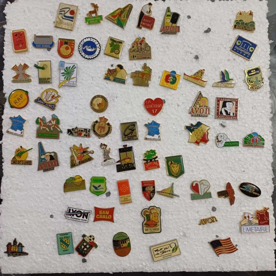 PIN'S VINTAGE ÉPINGLETTE Collector pins Publicitaire Table ronde ours U059 EUR 3,90 - FR