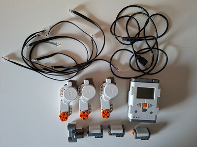 Lego MindStorms NXT, 1*Intelligenter Stein, 3*Motoren, 4*Sensoren, 6*Kabel