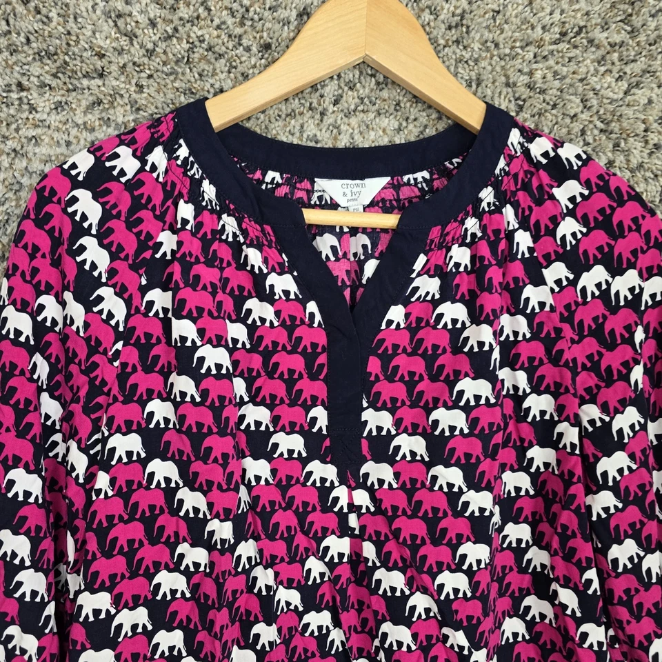 Blusa campesina Crown & Ivy Top para mujer PS Petite pequeña púrpura con estampado de elefante Foto 4 de 4