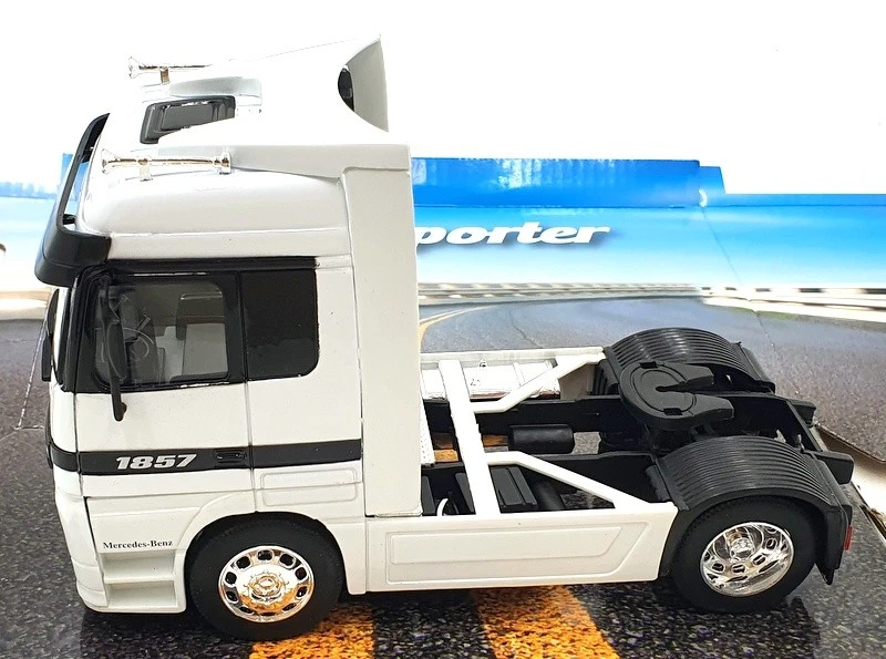 Welly 1/32 Scale Model Car 32280W - Mercedes Benz Actros - White - Image 3 of 4
