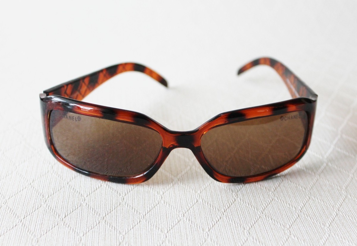 小物 CHANEL Tortoise shell CC logo sunglasses Authentic Chanel Tortoise CC Logo Brown Sunglasses with Cloth