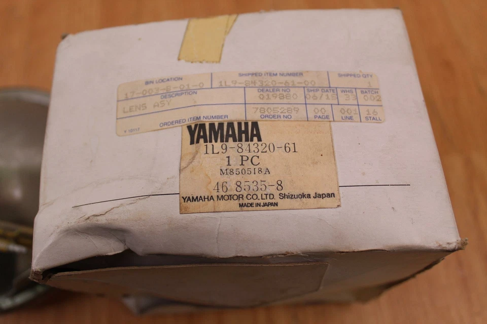 Farol 1976-1977 YAMAHA XS360/XS 400 1977-1979 NOVO SEM ETIQUETAS FABRICANTE DE EQUIPAMENTO ORIGINAL - Imagem 2 de 4