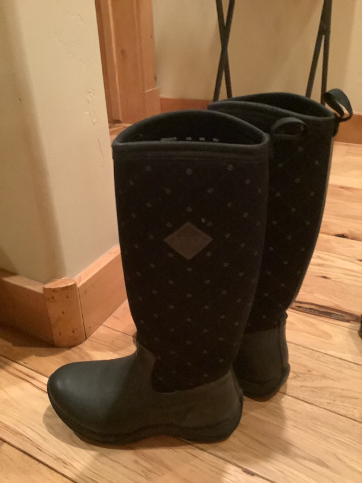 Muck boots size 5 .0 used few times will feet 5.5 European size is 36