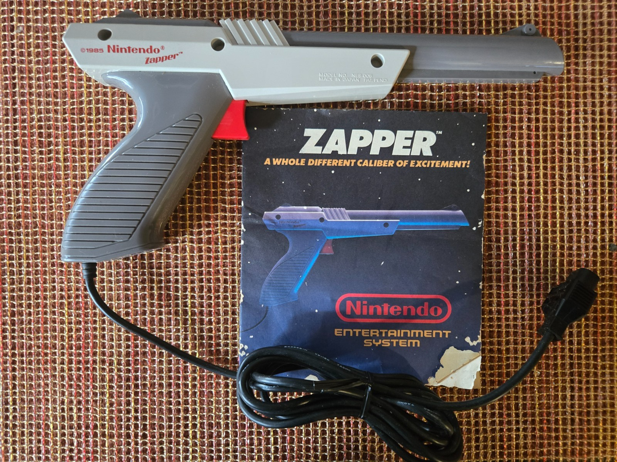 Original 1985 Grey Nintendo Zapper Light Gun Manual NES-005