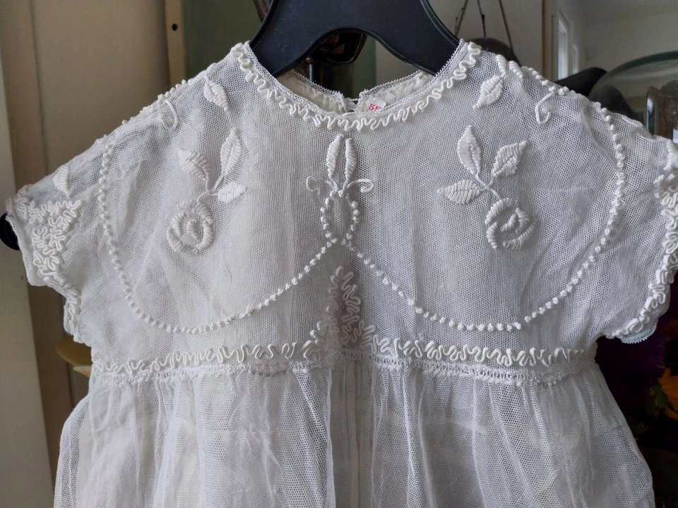 Délicieuse robe ancienne enfant en tulle surbrodé. Doublure bordée de dentelle - Photo 3/4