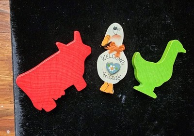 Vtg Wooden Goose Pin Bow Welcome Friends Green Duck Red Cow Farmcore 3p Lot