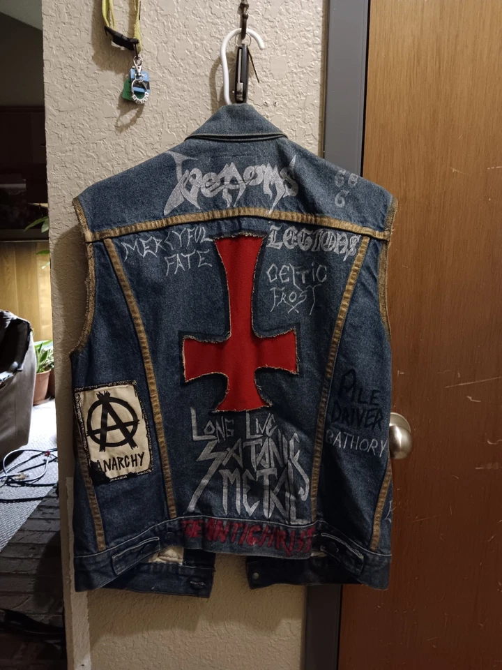 Chaleco de mezclilla de metal pesado vintage de principios de la década de 1980 Levi Strauss hecho en EE. UU. talla 40 Foto 2 de 2