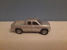 Maisto Speed Wheels 1999-2002 Chevrolet Silverado 1500 Pickup Camion Argento 1:64