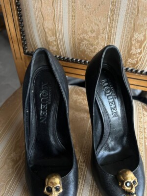 ALEXANDER MCQUEEN BLACK LEATHER GOLD SKULL PUMP HEELS 266215 EU 37