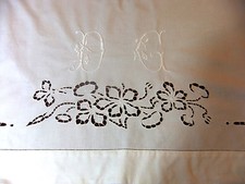 Drap lit ancien 1m53 x 3m00 à belle Broderie Renaissance et monogramme brodé DG