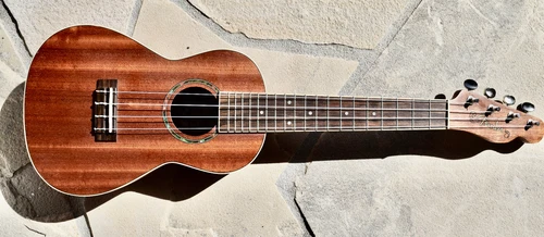 Vintage FENDER UKULELE MINO'AKA Concert Style w/STORAGE CASE & TUNER  Stunner!