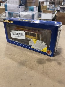 Bachmann HO Yellow & Red - Cable Car with Grip Man 60538 - NOB