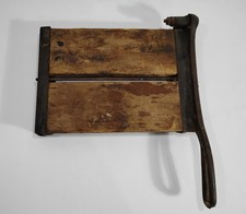 Antiguo Cortador de Papel Guillotina Recortadora Madera Metal Hierro Fundido Base Mango De Colección