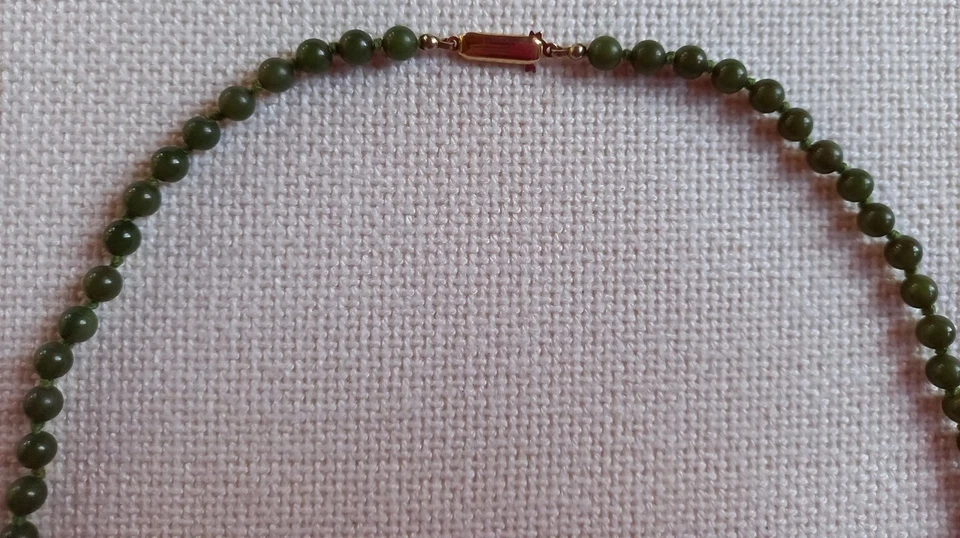 COLLANA  GIROCOLLO PERLE GIADA sferiche verdi, chiusura argento dorato, vintage - Immagine 4 di 4