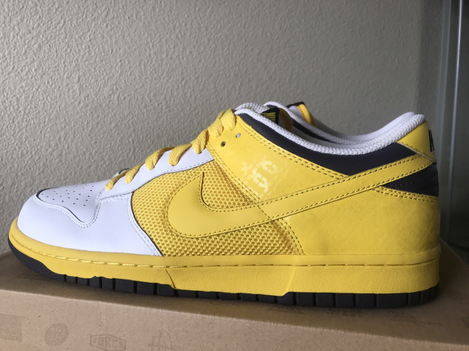 black and yellow nike dunks