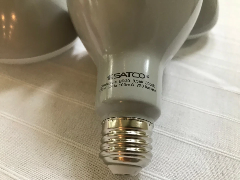 (6-pack) Satco dimmable BR30 9.5W 3000k 120V 60Hz 100mA 750 lumens - Image 2 of 3
