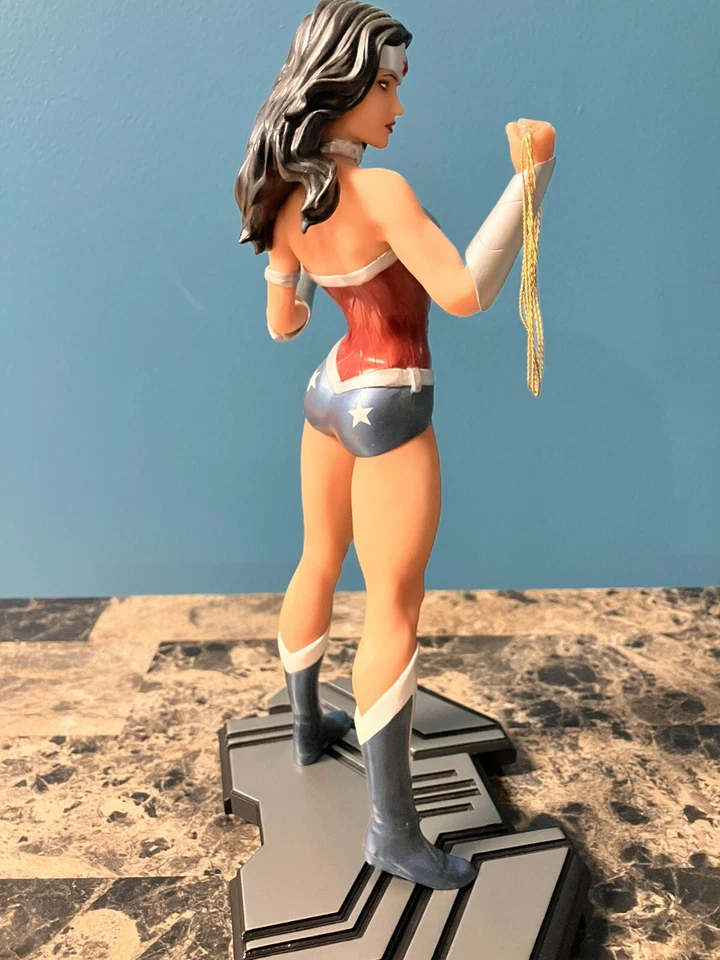 "Estatua de 10"" de Wonder Woman DC Icons" Foto 2 de 4