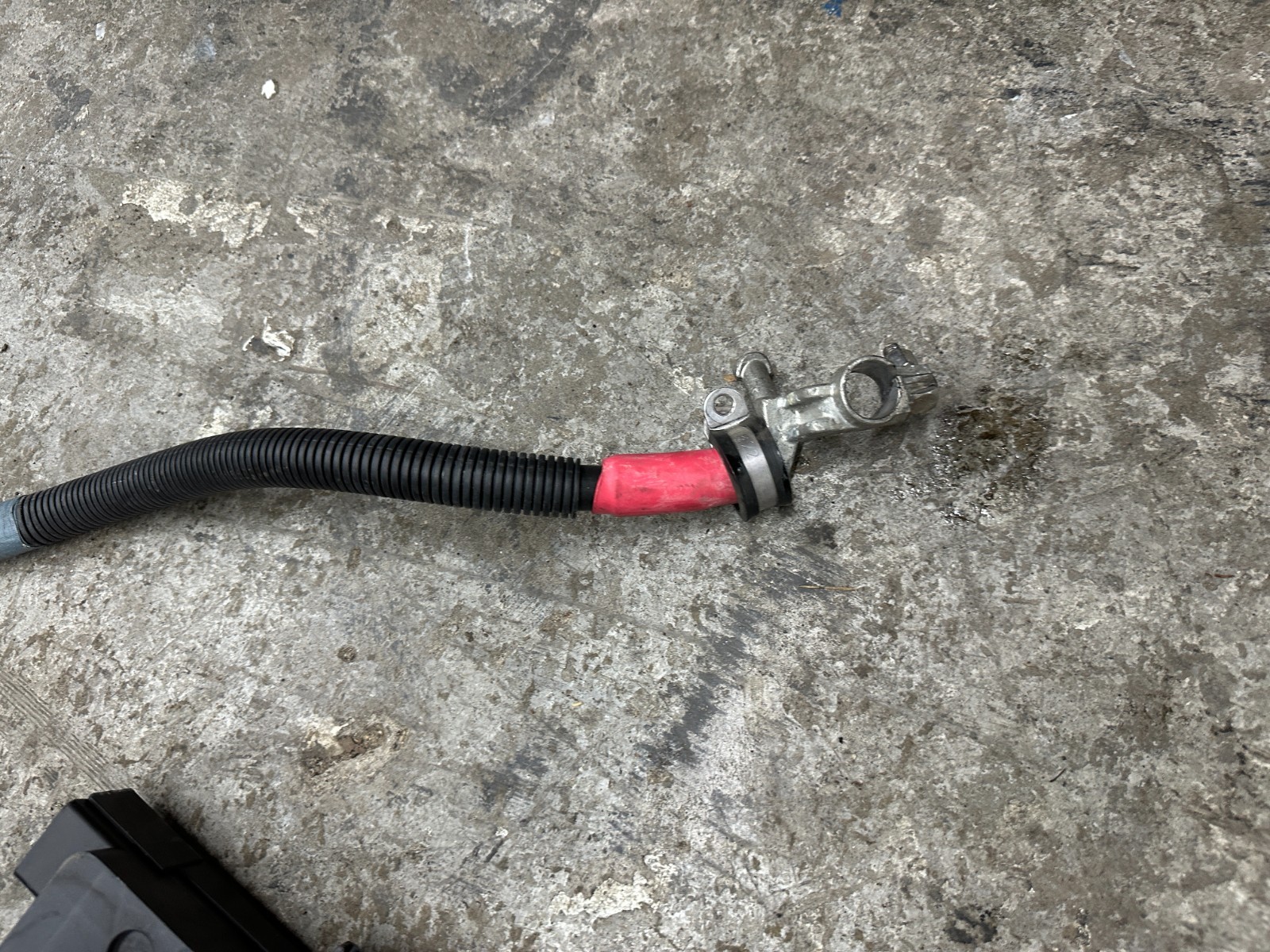 2014 AUDI R8 V10 POSITIVE GROUND TERMINAL BATTERY CABLE W/ FUSE BOX TERMINAL