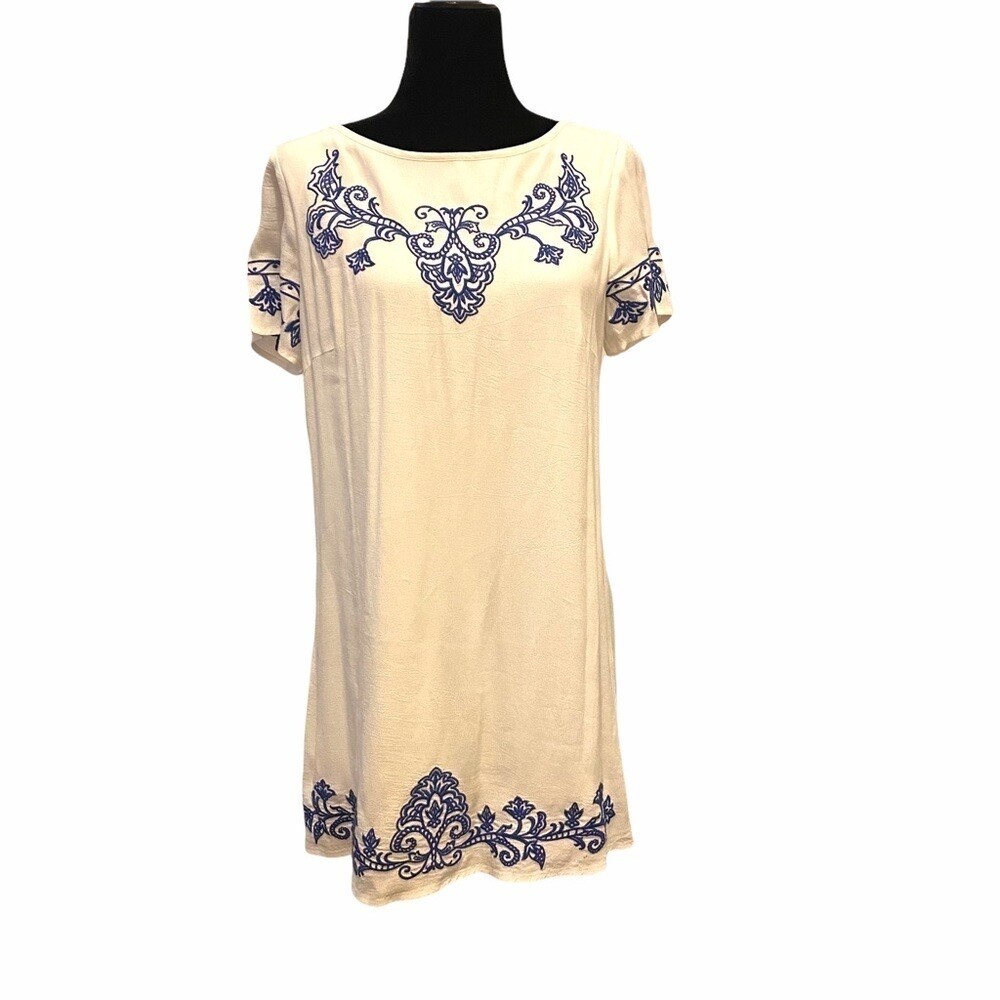 Lulu’s white dress with blue embroidery Gem