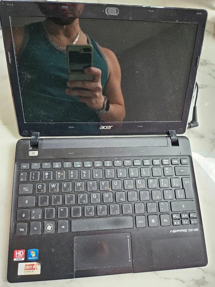 Acer Aspire One AO725 11.6" NOT WORKING Laptop Netbook 8GB RAM/281 GB HDD WIND 7 - Image 2 of 4
