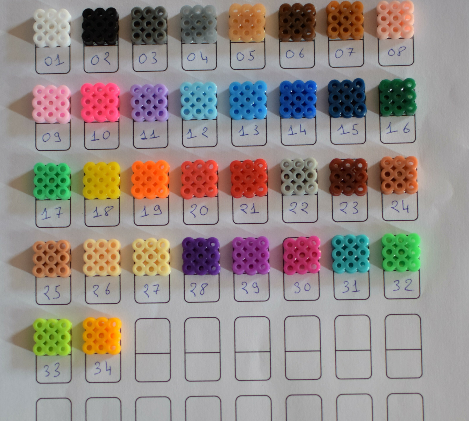 Perles à repasser 34 couleurs pour développer la motricité fine des enfants