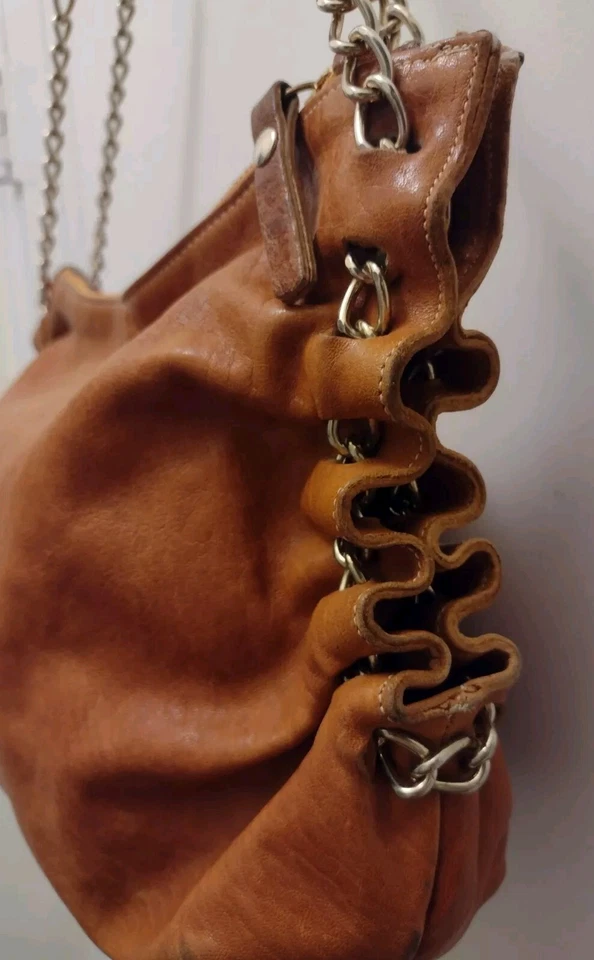复古真皮干邑棕色单肩包 W 褶皱侧面和链条肩带 — 第 4/4 张图片