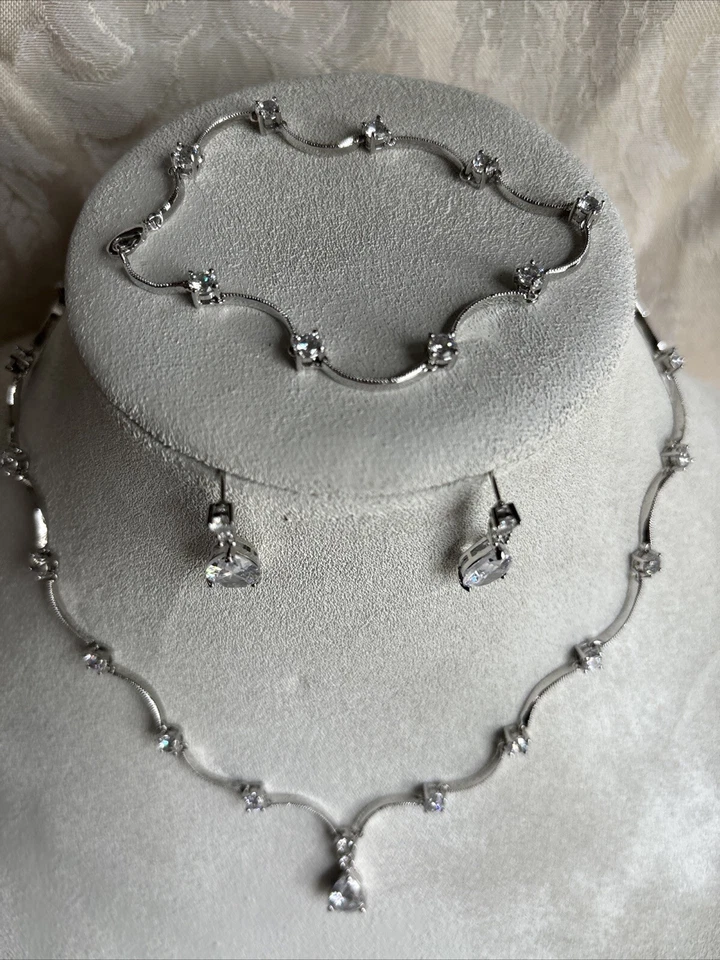 "Pulsera Lia Sophia campanas de boda 17-20"" gota de lágrima circonita cúbica tono plateado y pendiente" Foto 3 de 4