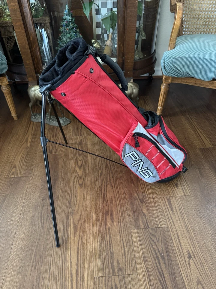 Bolsa de golf Ping Moxie con soporte Jr para jóvenes niños divisor de 4 vías con cubierta de lluvia roja Foto 2 de 4