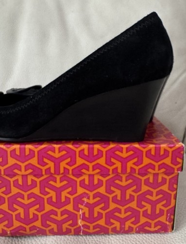 Zapatos de salón para mujer TORY BURCH Sally de gamuza negra EE. UU. 10 M sin cordones con logotipo de cuña - Imagen 8 de 15