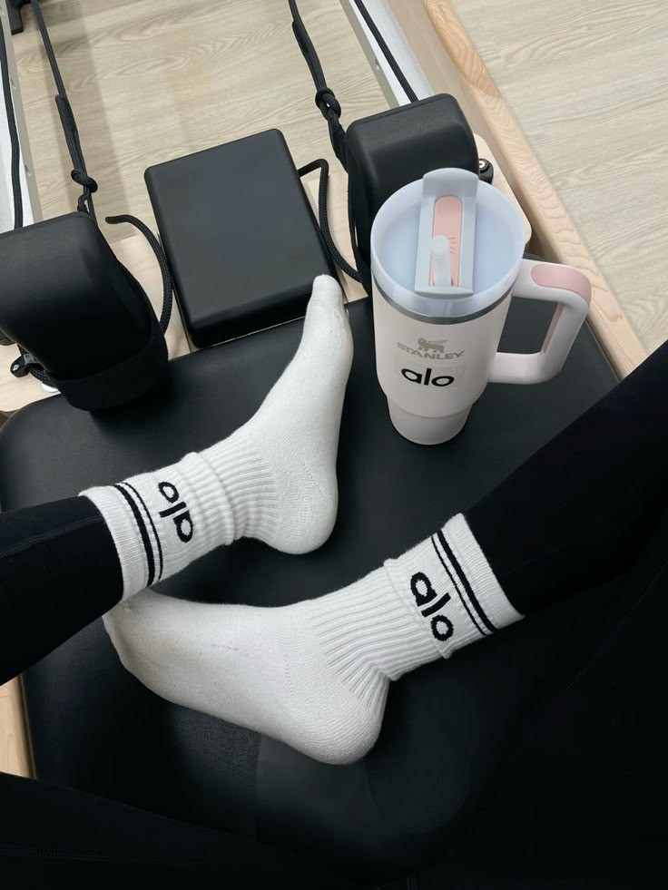 NWT 4-Pair Alo Unisex Crew Socks White Medium Size Pack Athletic