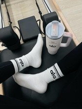 NWT 4-Pair Alo Unisex Crew Socks White Medium Size Pack Athletic Casual Sport