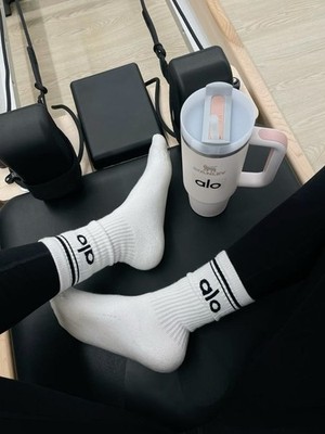 NWT 4-Pair Alo Unisex Crew Socks White Medium Size Pack Athletic