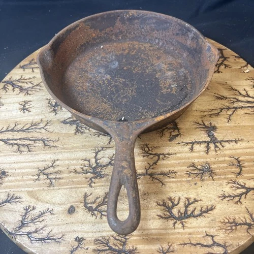 Vintage Lodge No-Notch Raised No 7 Cast Iron Skillet