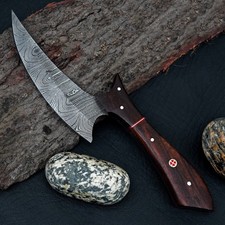 This exquisite handmade fixed blade knife features a beautifully forged Damascus